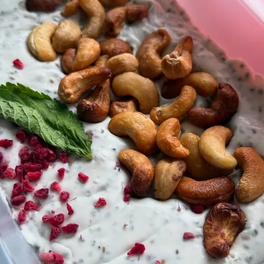 Deser keto z nerkowcami, maliną i miętą